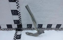 Крепление петли капота для Skoda Rapid на фотографиях