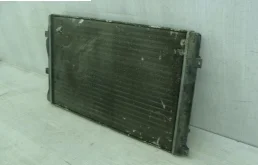 Радиатор охлаждения ДВС для Volkswagen Golf 2011 года на фотографиях