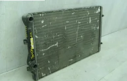 Радиатор охлаждения ДВС для Volkswagen Golf 2011 года на фотографиях