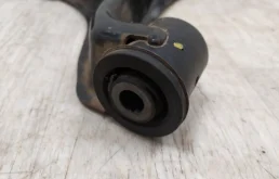 Рычаг передний правый нижний для Mitsubishi Pajero 2007 года на фотографиях