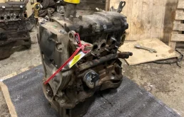 Двигатель без навесного для Renault Logan 2005 года на фотографиях