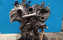 Двигатель без навесного для Nissan Pathfinder 2012 года на фотографиях