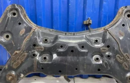 Подрамник двигателя для Hyundai Solaris 2011 года на фотографиях