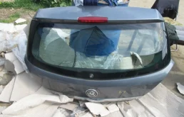 Дверь багажника для Opel Astra 2013 года на фотографиях