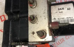 Блок ABS для Suzuki Grand Vitara 2003 года на фотографиях