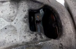 Скоба суппорта передняя для Audi A8 на фотографиях