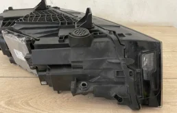 Фара правая для Audi Q7 2015 года на фотографиях