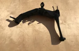 Рычаг задний левый нижний для Toyota Avensis 2003 года на фотографиях