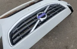 Решетка радиатора для Volvo S60 2010 года на фотографиях