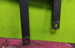 Поводок лобового стеклоочистителя левый для Audi Q7 на фотографиях