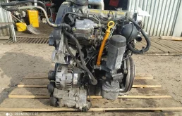 Двигатель без навесного для Volkswagen Polo 1999 года на фотографиях