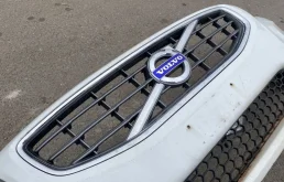 Решетка радиатора для Volvo S60 2010 года на фотографиях