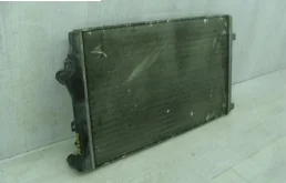 Радиатор охлаждения ДВС для Volkswagen Golf 2011 года на фотографиях