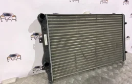 Радиатор охлаждения ДВС для Volkswagen Golf 2011 года на фотографиях