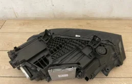 Фара правая для Audi Q7 2015 года на фотографиях