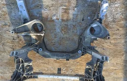 Подрамник двигателя для BMW 5er 2011 года на фотографиях