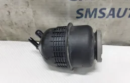 Бачок ГУР для Audi A8 2010 года на фотографиях