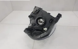 Фары для Nissan Tiida 2004 года на фотографиях