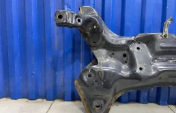 Подрамник двигателя для Hyundai Solaris 2011 года на фотографиях