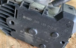 Дроссельная заслонка для Audi A4 2001 года на фотографиях