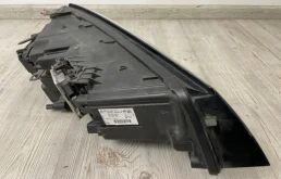 Фара ксенон левая для Volkswagen Touareg 2011 года на фотографиях