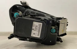 Фара ксенон левая для Volkswagen Touareg 2011 года на фотографиях