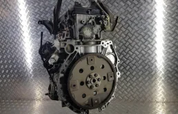 Двигатель без навесного для Nissan X-Trail 2006 года на фотографиях