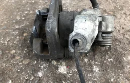 Суппорт задний правый для Honda Civic 2006 года на фотографиях