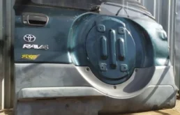 Накладка на дверь задняя левая для Toyota RAV4 2003 года на фотографиях