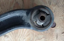 Рычаг передний левый верхний для Suzuki Grand Vitara на фотографиях