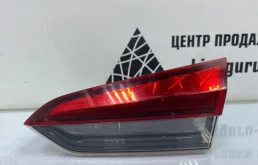 Фонарь внутренний правый для Skoda Rapid 2023 года на фотографиях