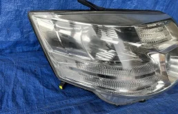 Фары для Toyota Alphard 2008 года на фотографиях