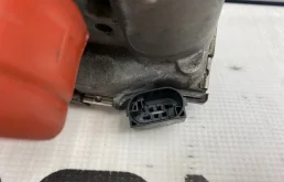 Дроссельная заслонка для Mercedes-Benz C class 2006 года на фотографиях