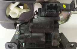 Замок багажника для Skoda Rapid 2014 года на фотографиях