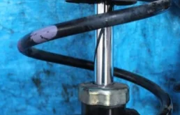 Амортизатор передний левый для Toyota Corolla на фотографиях