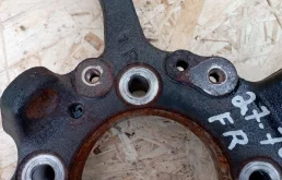 Кулак поворотный правый для Mitsubishi Pajero на фотографиях