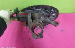 Кулак поворотный правый для Volkswagen Jetta на фотографиях