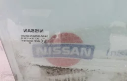 Стекло двери переднее левое для Nissan Note 2013 года на фотографиях