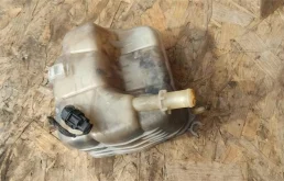 Расширительный бачок радиатора для Opel Astra 2015 года на фотографиях