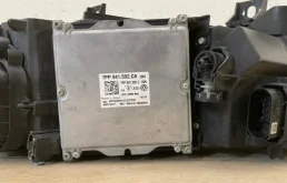 Фара правая для Audi Q7 2015 года на фотографиях