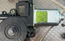 Мотор стеклоподъемника передний левый для Nissan Almera Classic на фотографиях