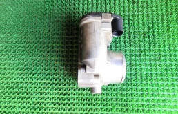 Дроссельная заслонка для Audi A4 2001 года на фотографиях