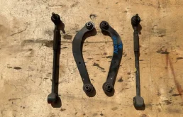 Рычаг задний левый нижний для Toyota Avensis 2003 года на фотографиях