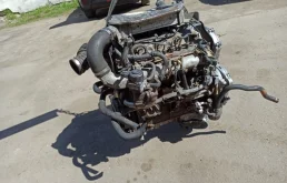 Двигатель для Nissan X-Trail 2001 года на фотографиях