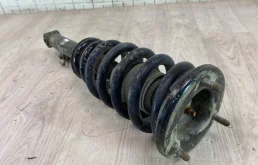 Амортизатор для Mitsubishi Pajero 1999 года на фотографиях