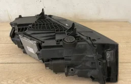 Фара правая для Audi Q7 2015 года на фотографиях