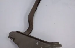 Петля капота левая для Skoda Rapid 2025 года на фотографиях