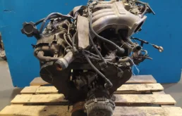 Двигатель без навесного для Nissan Pathfinder 2000 года на фотографиях