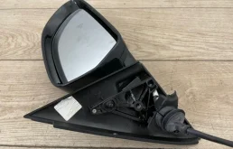 Стекла и зеркала для Audi Q3 2014 года на фотографиях