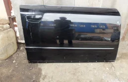 Дверь передняя правая для Audi A4 2001 года на фотографиях